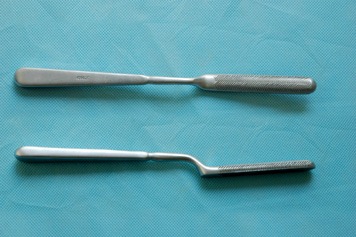 26.骨凿:用于去除骨痂,截除骨块,分为平凿,圆凿.