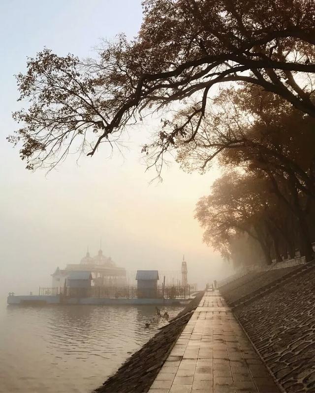 摄影作品:雾锁江畔