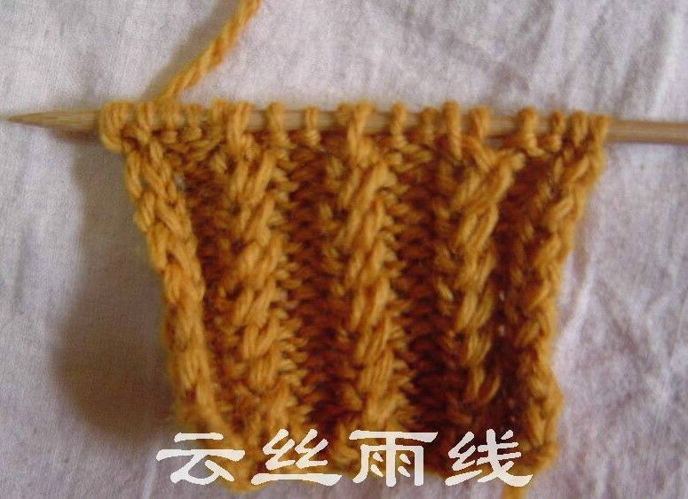 两针下针打完后一起从左针上放掉第2行打花的两针织下针鱼骨刺效果图