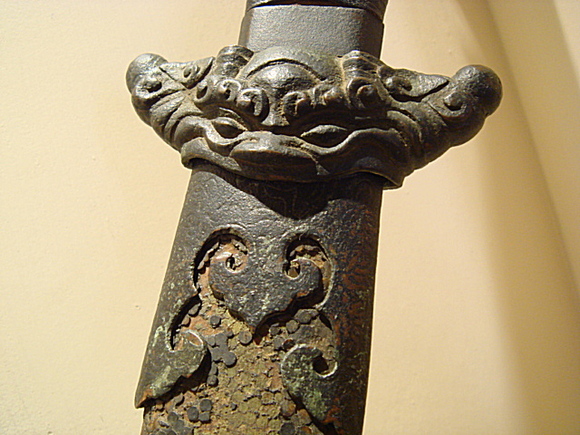 龙七子睚眦,相貌似豺,好噬杀.