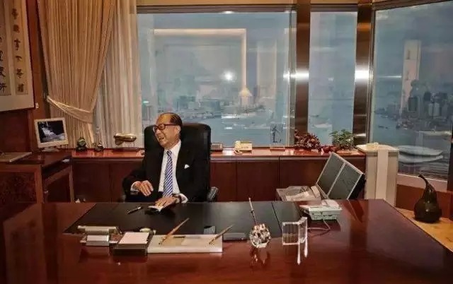 为什么李嘉诚在20平米左右的办公室悬挂这样一幅对联? - 好网角收藏夹