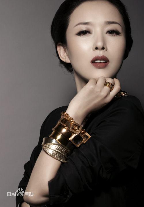 颜丹晨容貌精致