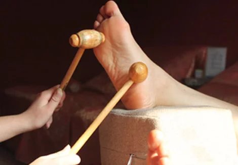 敲击脚底,让你百病全消的12大脚底养生法