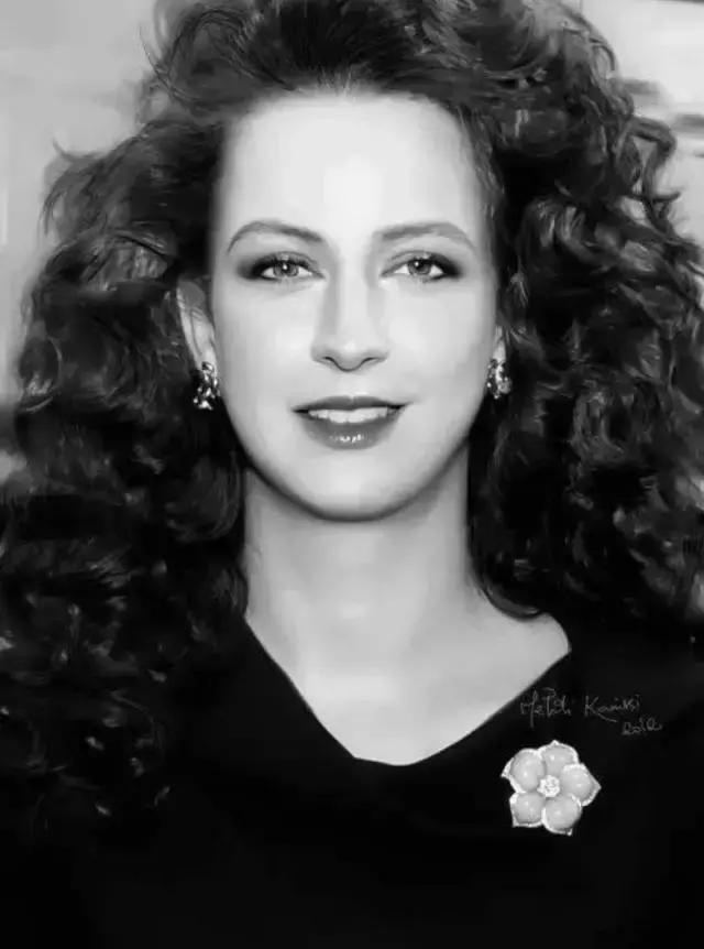 为了娶她,国王废除一夫多妻制,这个平民女孩的人生才是大写霸气