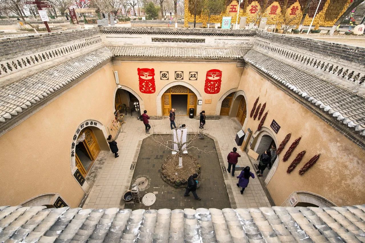 ▼(三门峡陕州地坑院,摄影师@邓国晖)是为地坑院形成深达7-8米,边长15