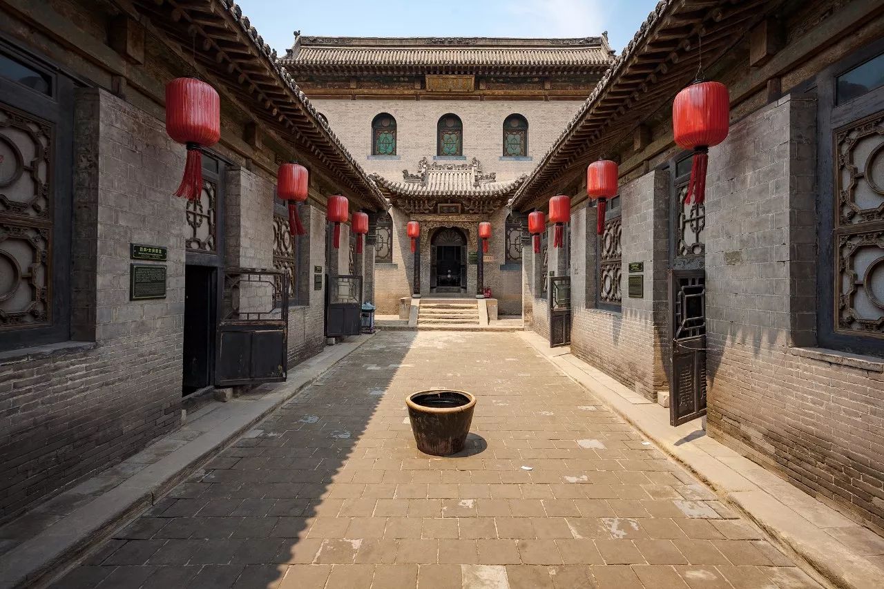 陕西关中 人口稠密,用地紧凑 他们缩小庭院规模 将方正的四合院改造成