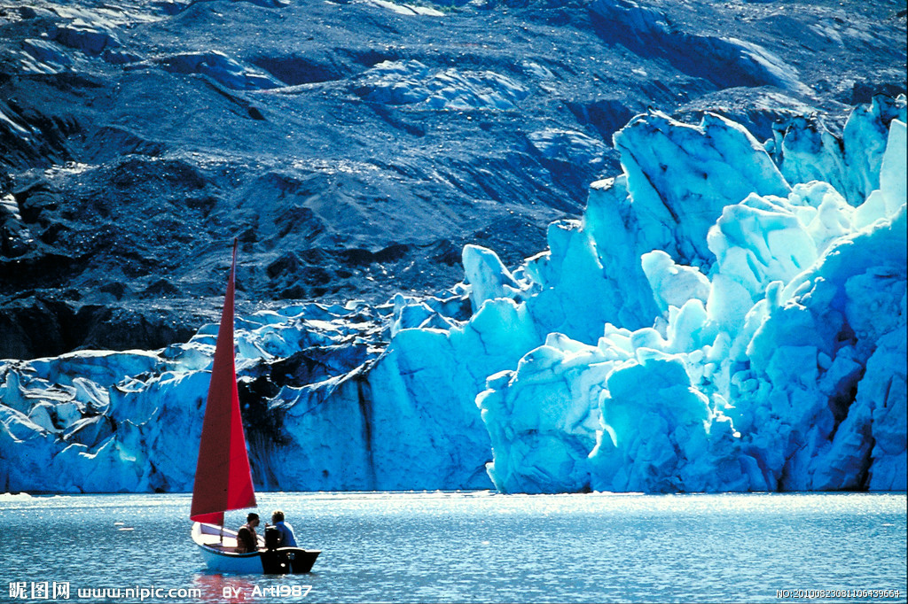 北冰洋大致以北极圈为中心,位于地球的最北端,被欧洲大陆和北美大陆环