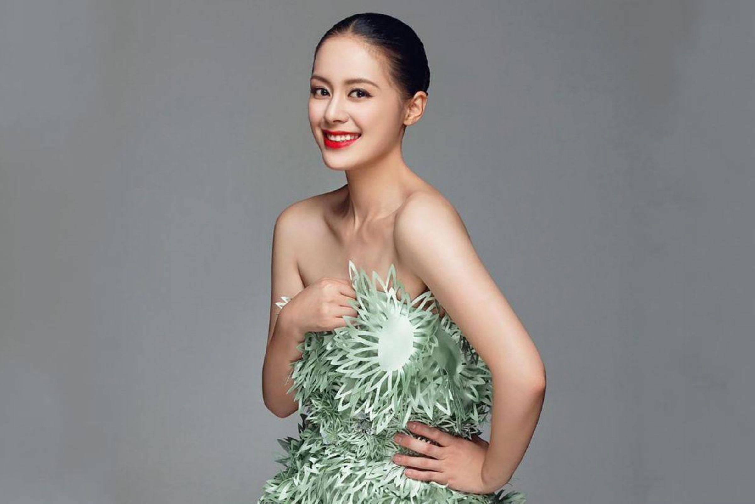 王力可绿华服彰显别样风情