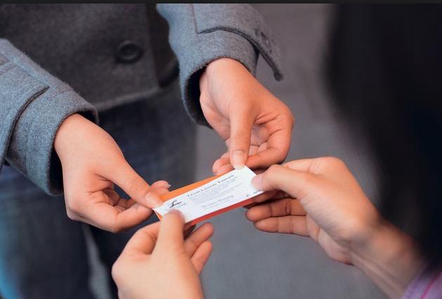 名片时,出示名片也有一定礼节,一般是地位低的人先向地位高的人递名片