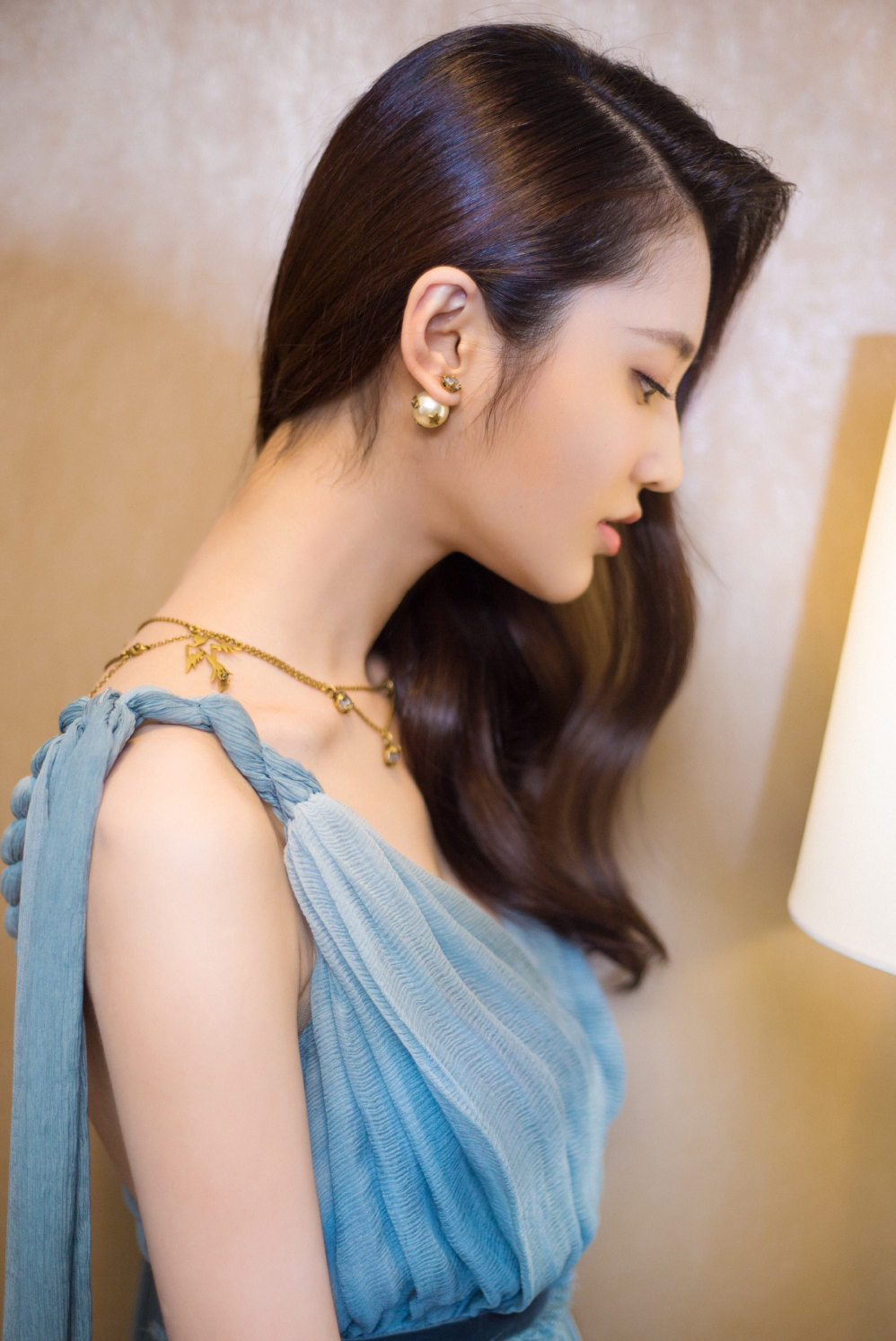 张慧雯薄纱吊带礼服大露香肩出席活动