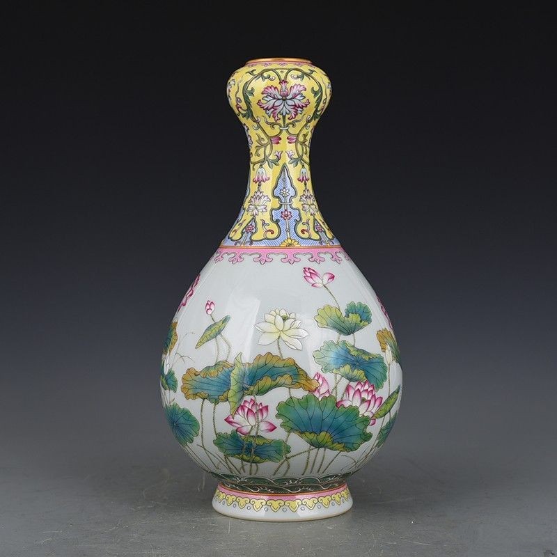 清雍正珐琅彩荷花纹蒜头瓶