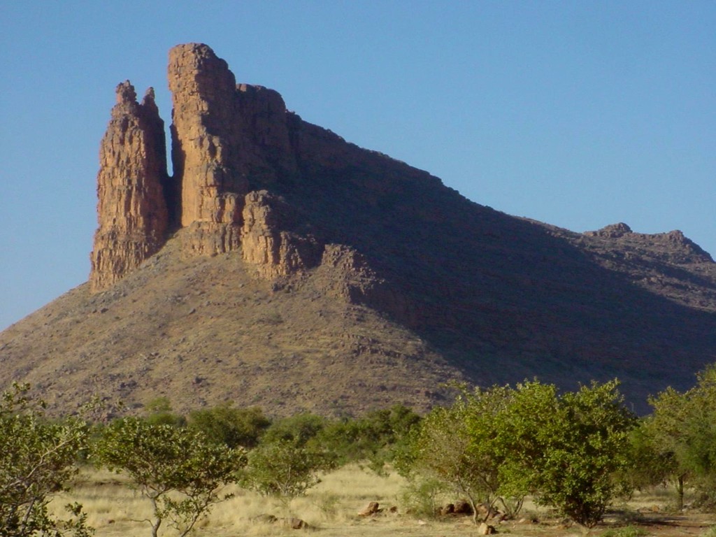 位于非洲西部撒哈拉沙漠南缘,西邻毛里塔尼亚,塞内加尔,北,东与阿尔及