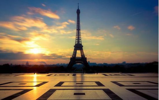 它和纽约的帝国大厦,东京的电视塔同被誉为西方三大著名建筑.2.