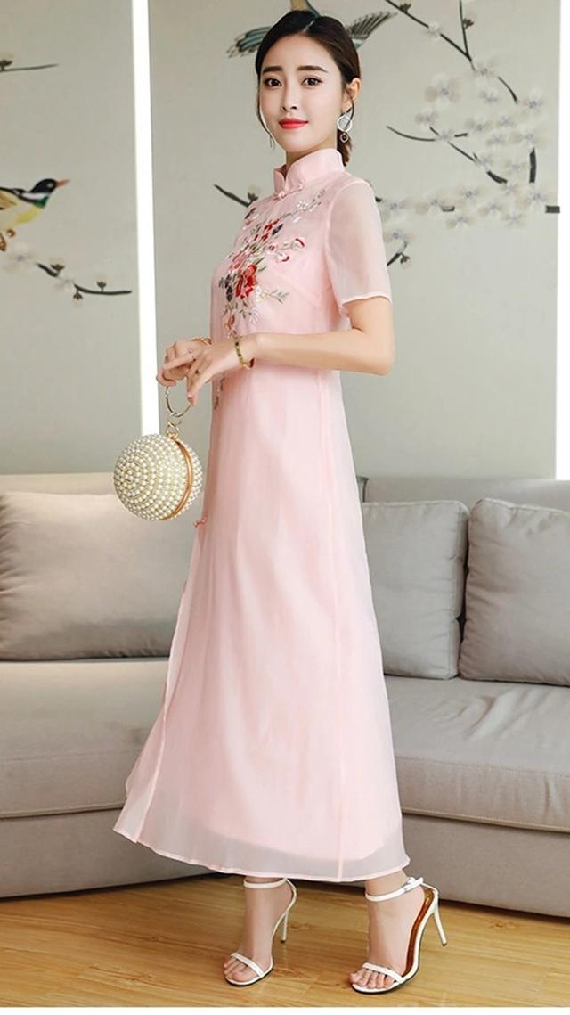 小立领刺绣旗袍连衣裙,搭配高跟凉鞋,古韵中有一股优雅气质