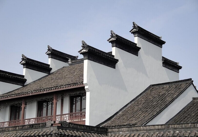 这和平原建筑普遍采用的"借山墙"有很大不同.