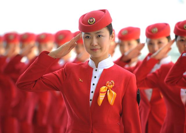 高铁动车乘务员一个月工资大概多少