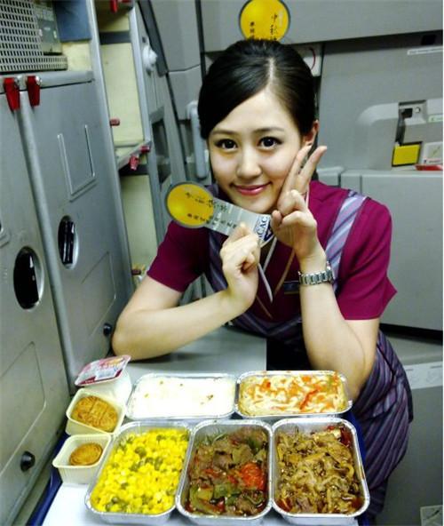 高铁动车乘务员一个月工资大概多少