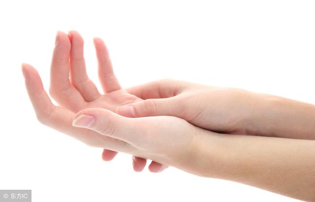 六,看手:  1,手指关节发红,微循环不好,补胡萝卜素 a,蛋白质;  2,手指