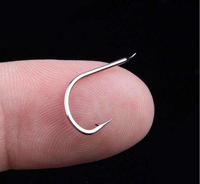 在这里我们就简单来说一下,伊势尼鱼钩分为两种类型,一种是有倒刺的