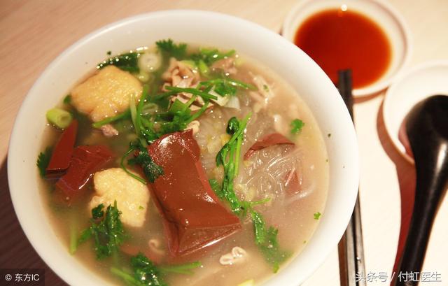 午餐:米饭(米100g),太阳蛋(牛肉75g,鸡蛋40g);西芹百合(西芹150g,百合