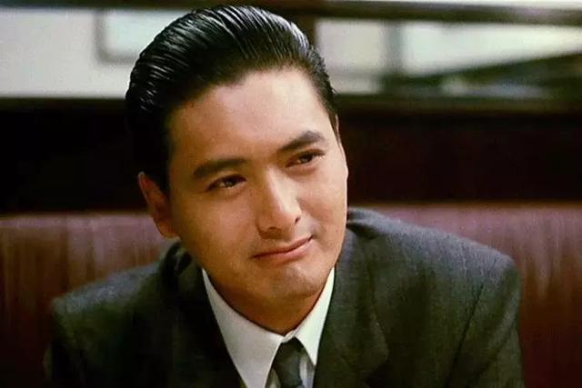 天王周润发,我们都会想起他在香港电影里扮演赌神的模样:梳着一大背头
