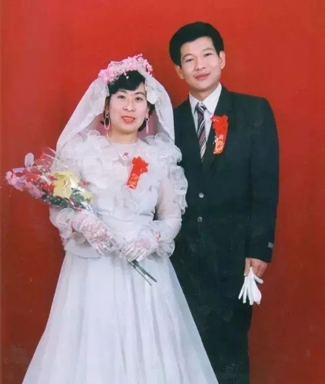 是不是!彩色婚纱照已经成为结婚的必备纪念了.