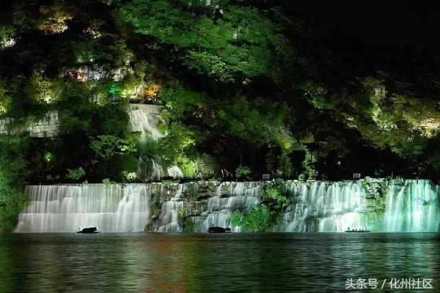 柳州蟠龙山瀑布堪称亚洲最大的人工瀑布, 长200 余米,高12余米.