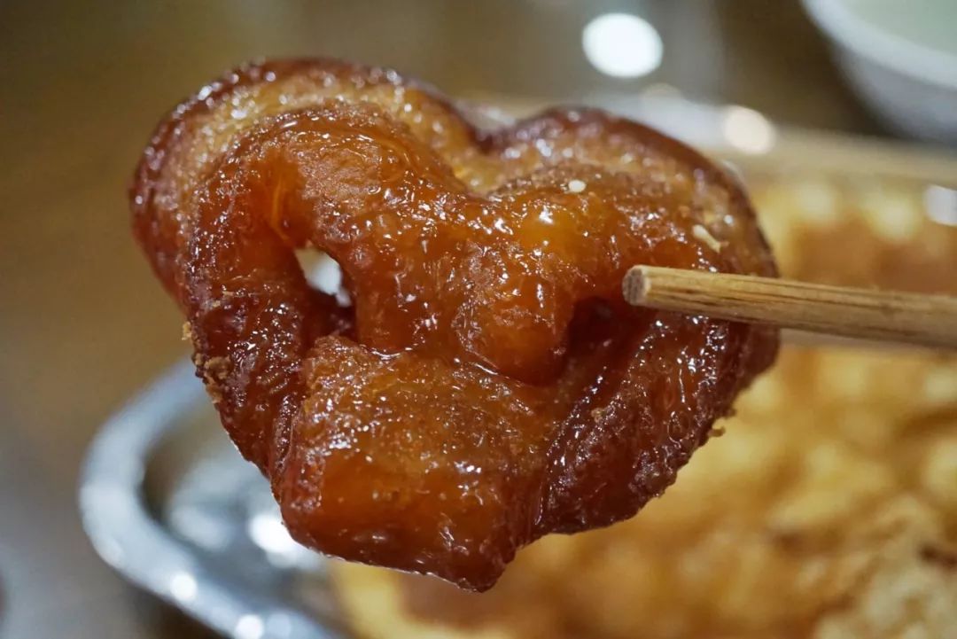 糖耳朵又叫糖麻花,棕黄油亮,绵润松软,甜蜜可口.