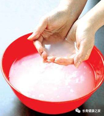 用鲜丝瓜叶汁拌金黄散*成糊状,外涂患处,内服三妙丸*中成药有奇效