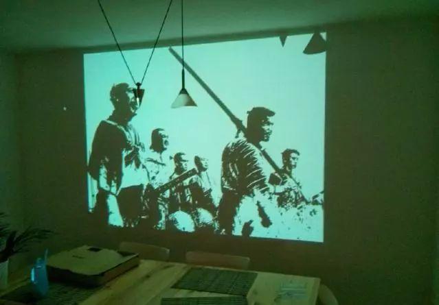 的在合适位置放大在墙面上就好了把画稿导入电脑,连接投影仪如果有