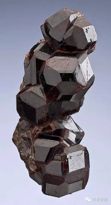 石榴子石呈四角三八面体