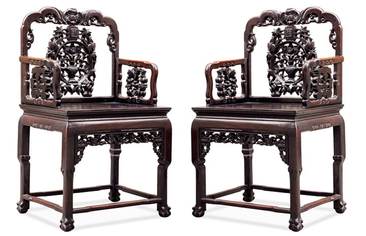 老红木扶手椅清代京作家具特点之一是清代则在桌案,椅凳,箱柜上普遍