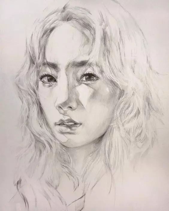 主动安排画面的主次关系可以借助光源,主动去找亮点速写头像跟素描