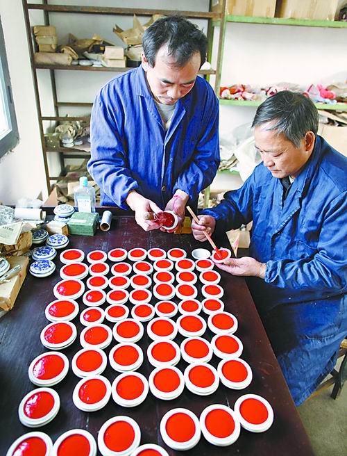 古藝印泥顏色鮮豔,歷久不變,無侵蝕性;泥質細膩有光澤,富彈性,印文無