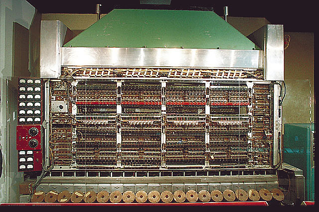 而eniac的问世则让计算机进入数字的时代;最终冯·诺依曼吸收了图灵机