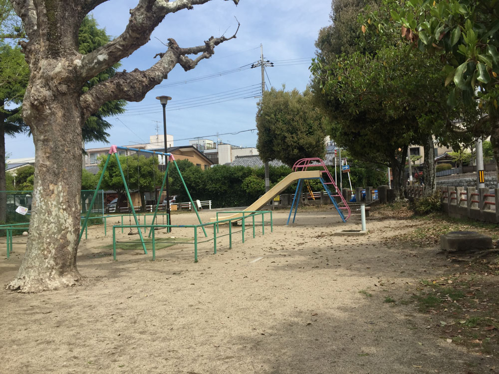 社区公园的场景暮色下的社区公园白川儿童馆白川儿童馆后侧的河流