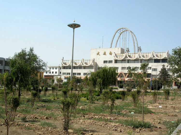 下面这条单线是干塘至武威(干武线)兰新铁路古浪火车站古浪县城列车过