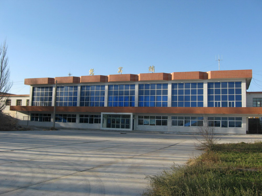 低窝铺火车站,站址在甘肃省玉门市银达乡,建于1956年.