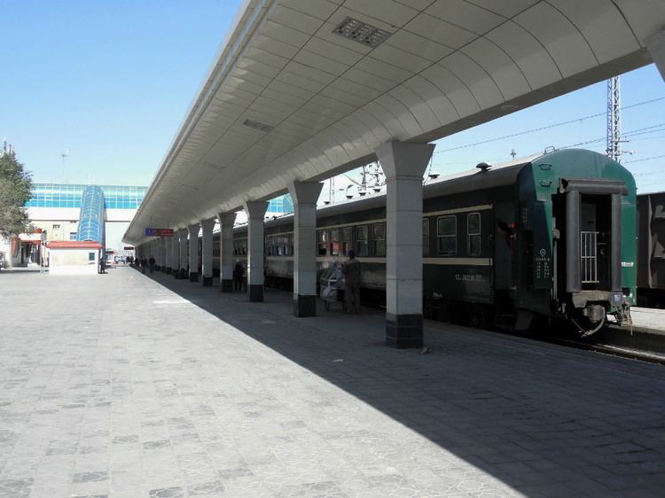 新疆棉农专列l29次列车河南----库尔勒柳园火车站柳园站前广场,柳园站