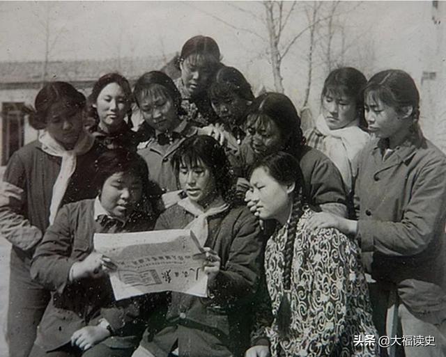 下井.知识青年帮助农村大娘打水.刚下乡的知青们.