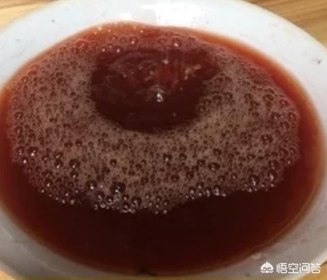 分享一个小技巧, 用红曲水来给食材焯水 红曲水的制作:清水中加入红曲