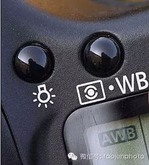 按下相机顶部或背部的wb(白平衡)按钮.