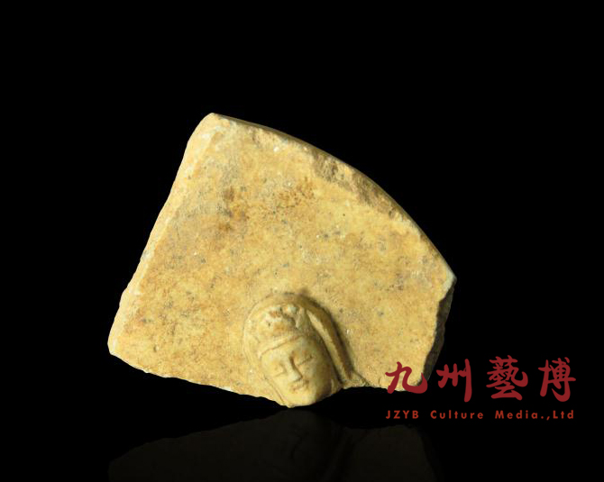 (九州艺博馆藏北齐汉白玉佛头,最长处9cm,厚1.3cm)