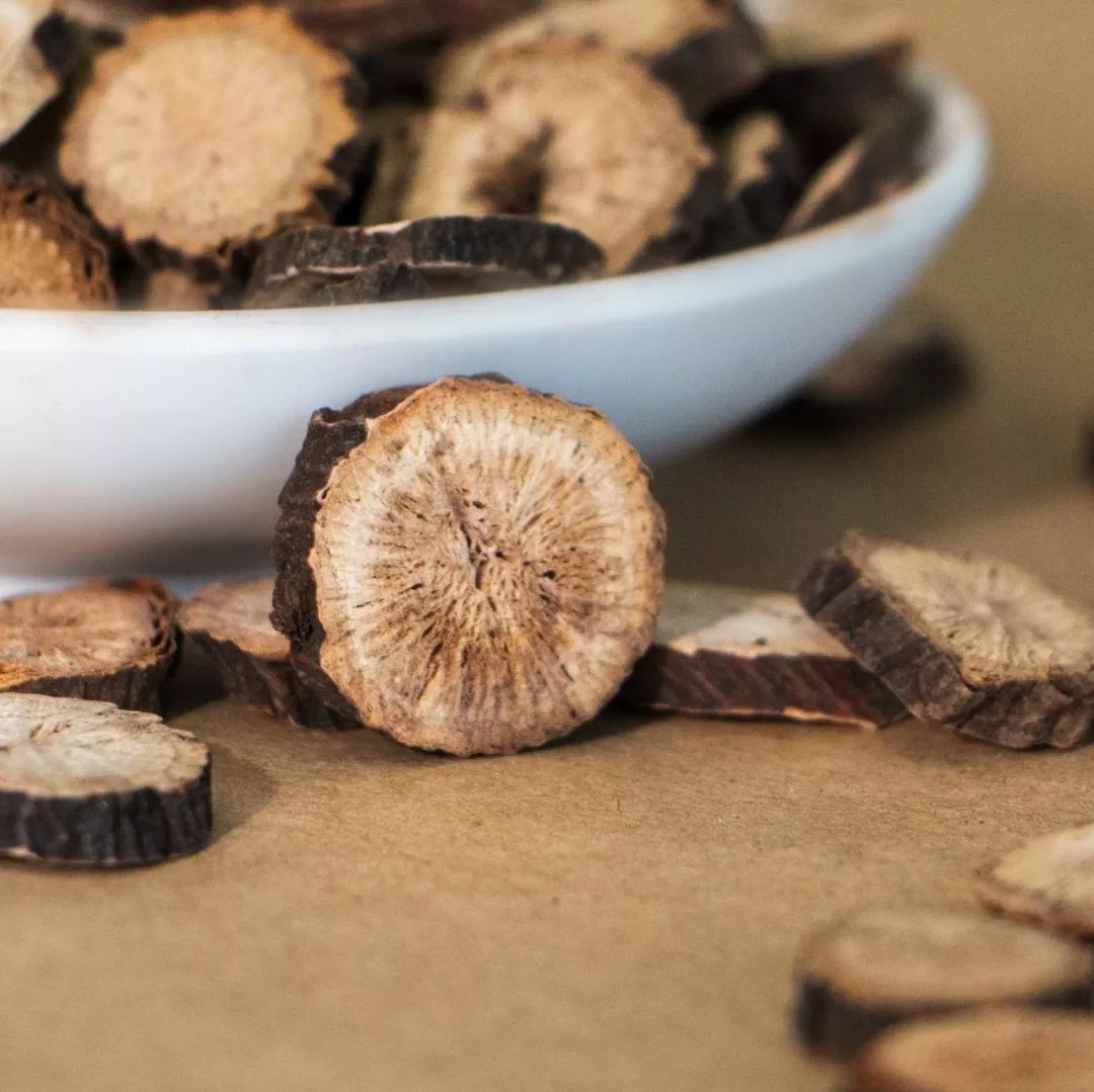 张仲景用姜附的规律是,生附子配干姜回阳救逆,用于亡阳虚脱之证;炮