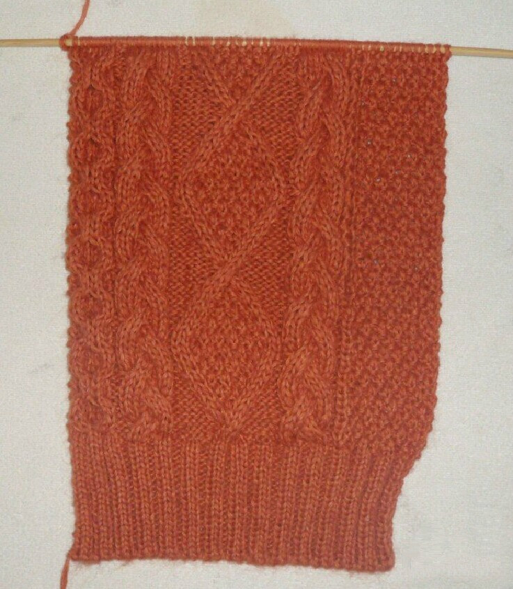 从罗纹处(以9针麻花左右2上针为间距)