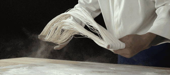 在家里制作面条和面的时候如何使用盐和碱比例很重要