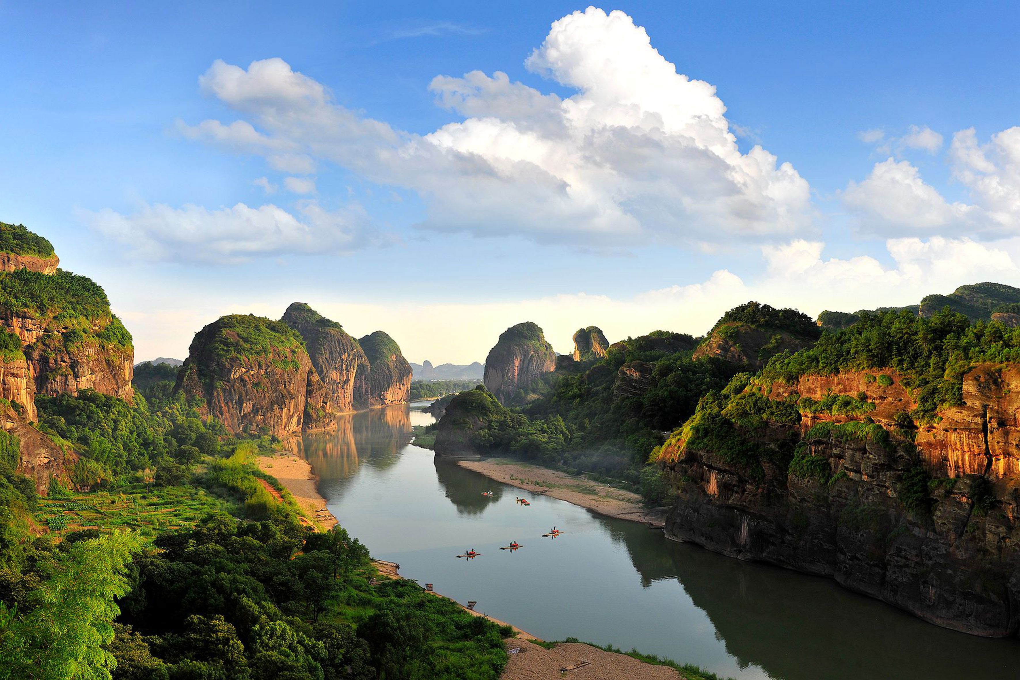 游玩,乘船在泸溪河水中畅游,无疑是纳凉首选,就如置身在山水画廊之中