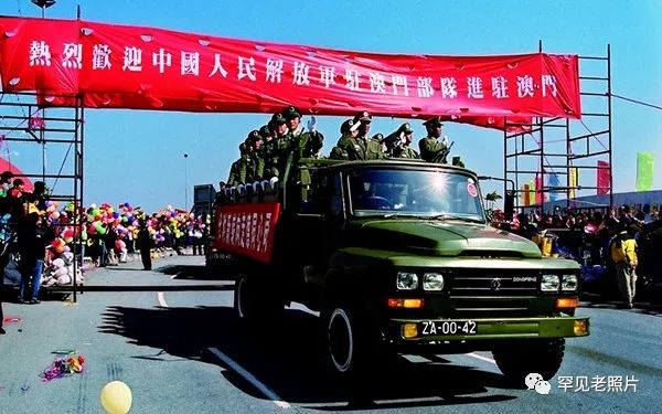 1999年12月20日,澳门回归,中国人民解放军进驻澳门.