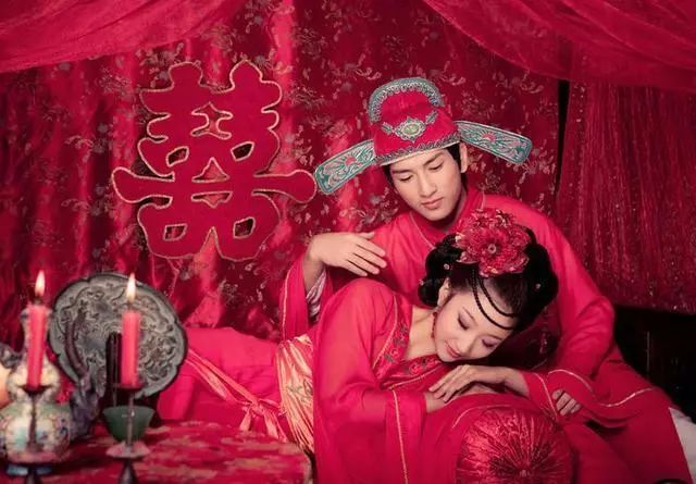 到了晚上,新郎来到洞房了,这位叔叔也趁势来到了新房外听墙角,还特地