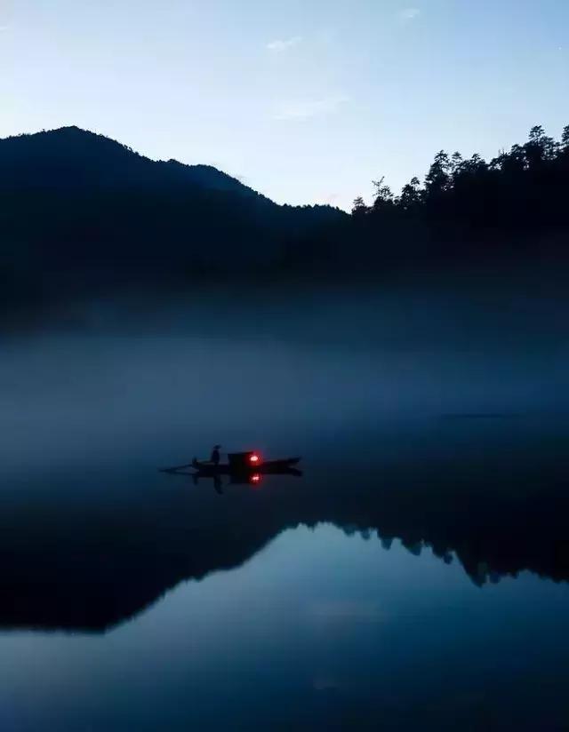 斜月沉沉藏海霧,碣石瀟湘無限路. 不知乘月幾人歸,落月搖情滿江樹.